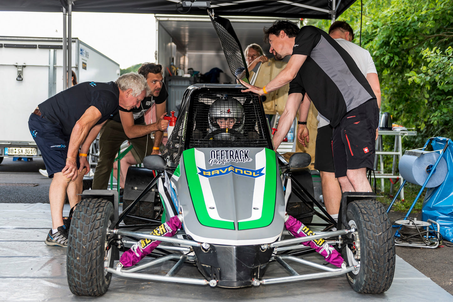 Testtag Cross Car: am 14.04.2023 auf Schotter in der Lausitz